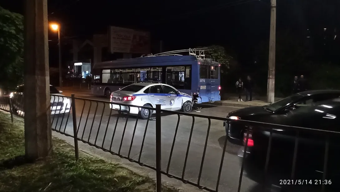 В Севастополе полицейский автомобиль пытался проскочить сквозь троллейбус