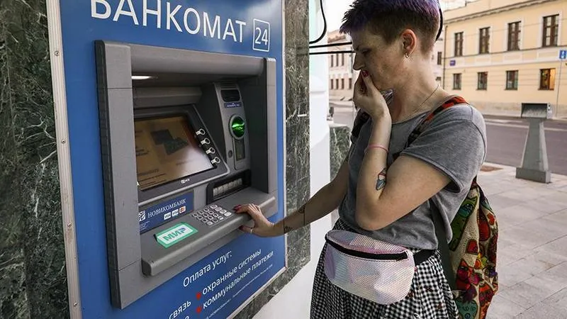 Российские банки разрешат снимать деньги с чужой карты