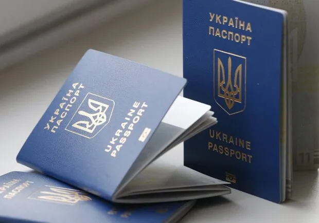 «Украина, иди-ка ты…»: жительница Харькова с детьми выбросили свои паспорта