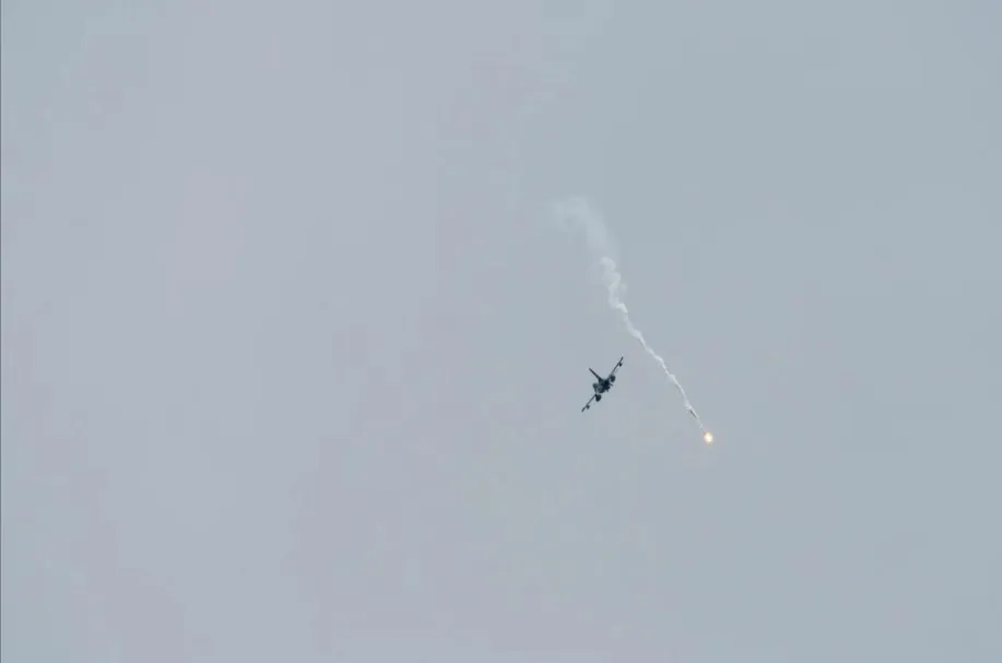 По гражданскому самолёту, который пролетал около дома Байдена, выпустили ракету