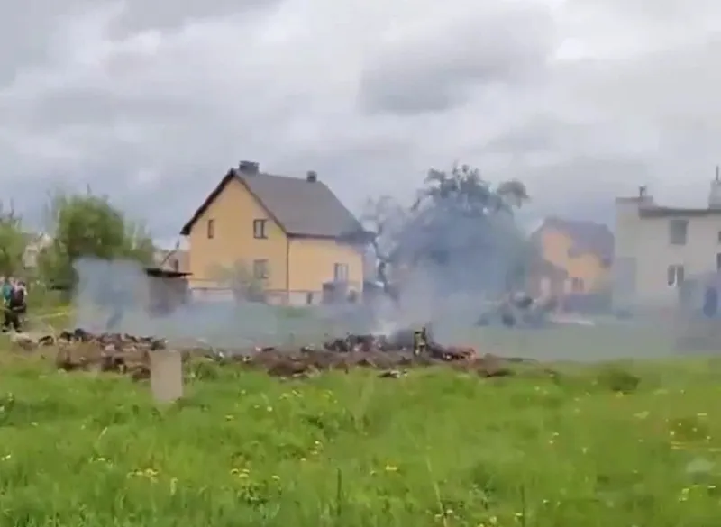 В Белоруссии в черте населённого пункта упал самолет, погибли люди. Видео