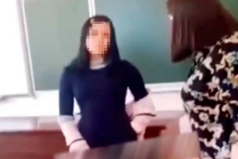 «Узнаешь, как вас воспитывать надо»: учительница насильно умыла девочку с макияжем