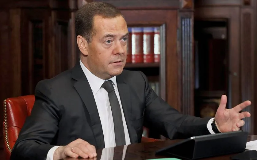 Медведев объяснил свои слова об обязательной вакцинации против COVID-19 