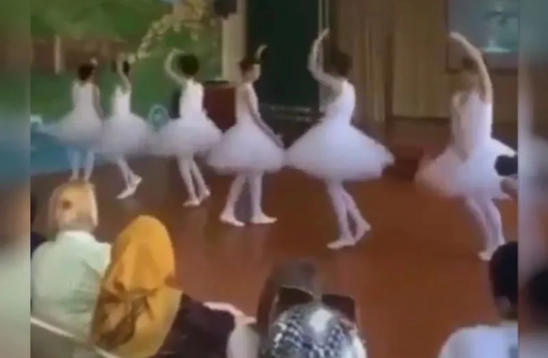 «Кто вы после такого»: школьников затравили за танец маленьких лебедей
