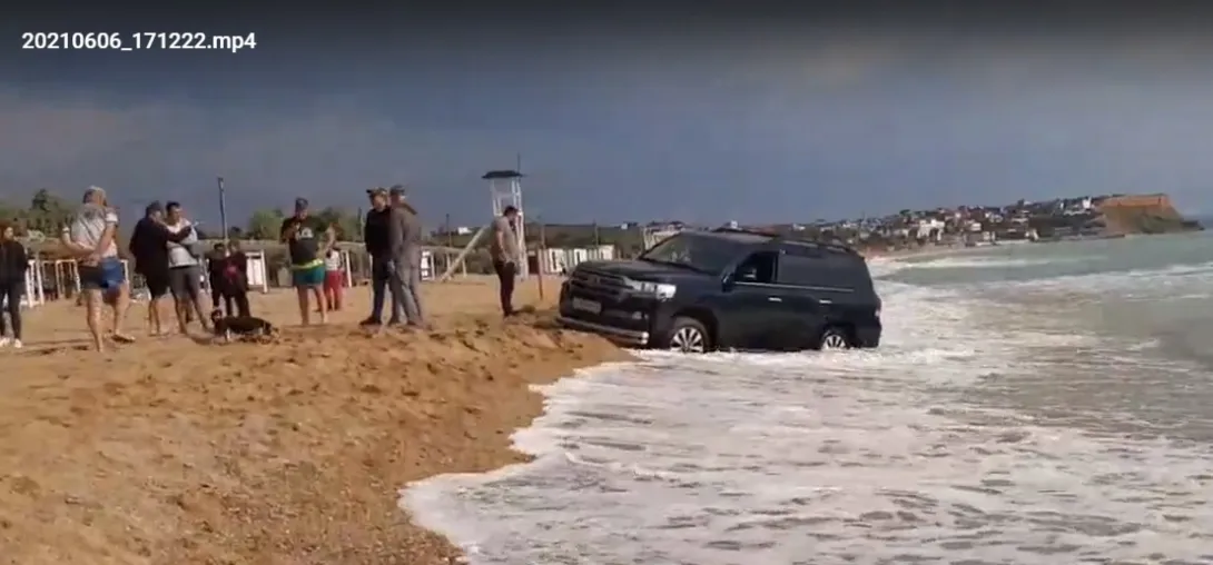  Море наказало внедорожник за «покатушки» по севастопольскому пляжу 