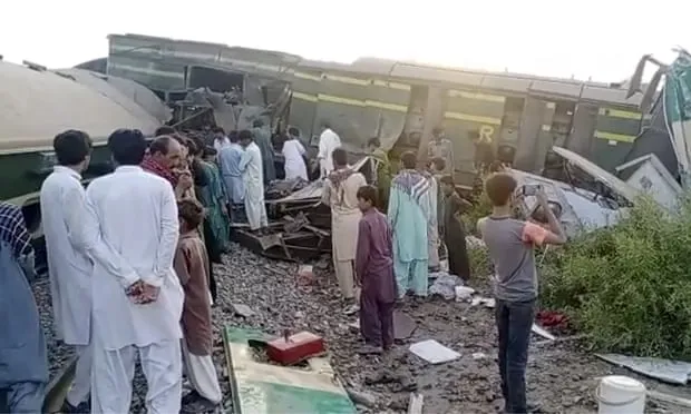 В Пакистане столкнулись два поезда, погибли десятки человек. Видео