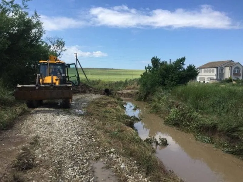 Вода пошла через дамбу: в Крыму затопило населённые пункты