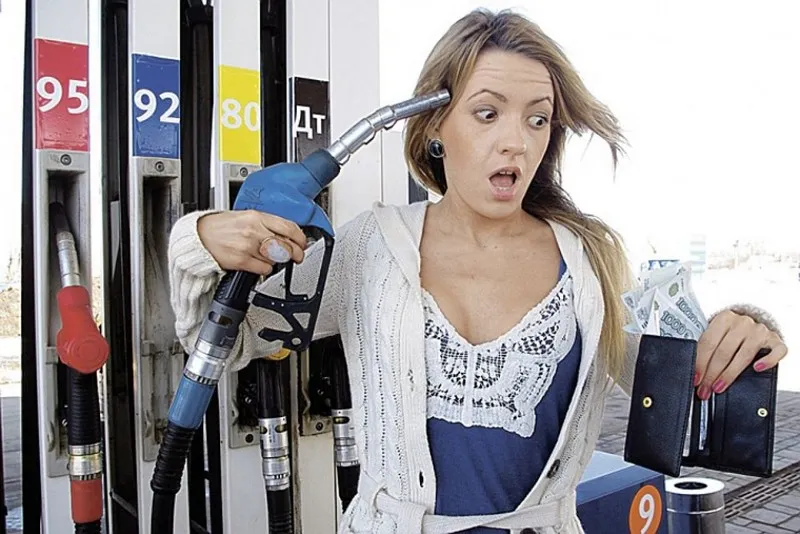 Стоимость бензина нужно заморозить до октября