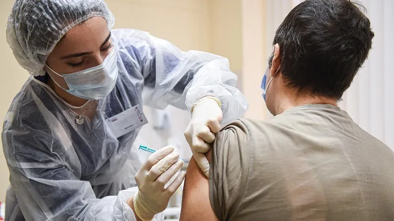 Необязательная вакцинация от коронавируса иногда будет обязательной