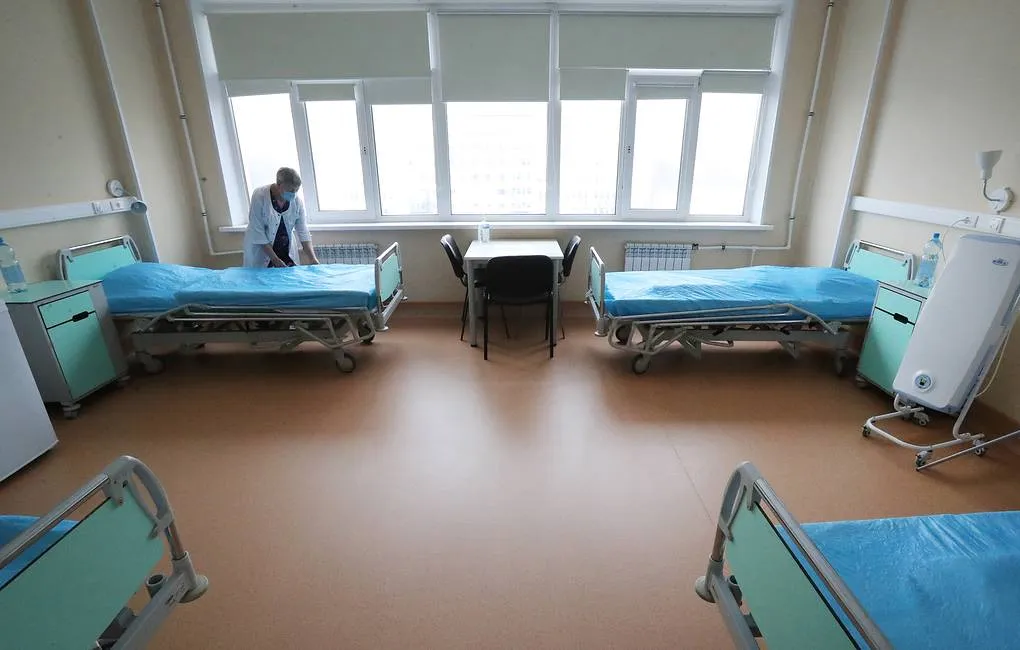 В московских больницах перепрофилируют тысячи коек из-за осложнения ситуации с ковидом