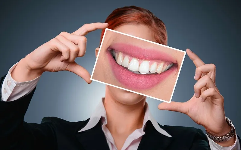 «Я мутант»: у женщины в носу выросли зубы