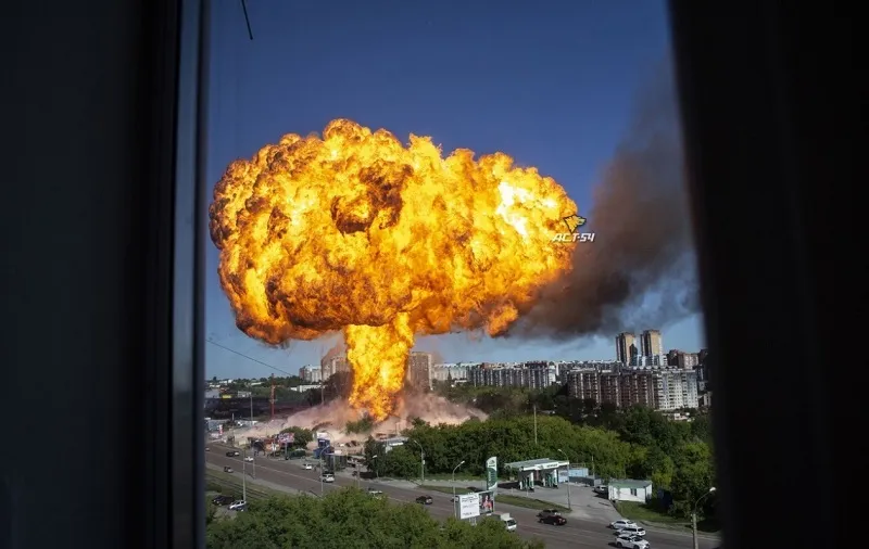 Страшные взрывы на АЗС выбили окна из сотен квартир. Видео