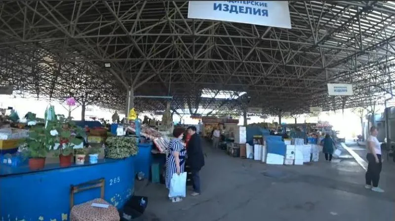 «А ну пошла!»: торговцы выгнали блогерш с рынка в Севастополе 