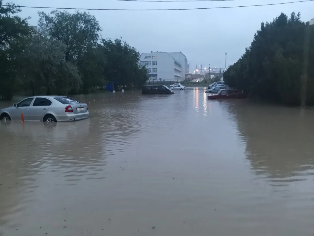 Ливень в Севастополе: рухнувшие деревья, вода в квартирах и плывущие авто
