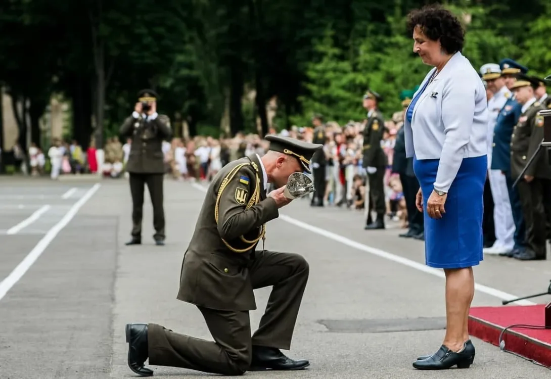 «Какое позорище»: Офицер ВСУ встал на колени перед послом Великобритании