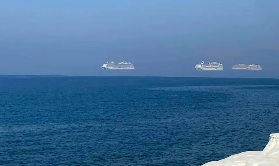 Уникальные кадры: сфотографировали три лайнера, «левитирующих» над морем 