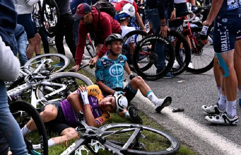 На «Тур де Франс» из-за болельщицы множество гонщиков переломали кости. Видео