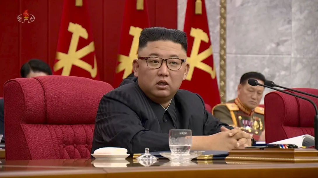 «Голодает вместе с нацией»: похудевшего Ким Чен Ына используют в пропаганде