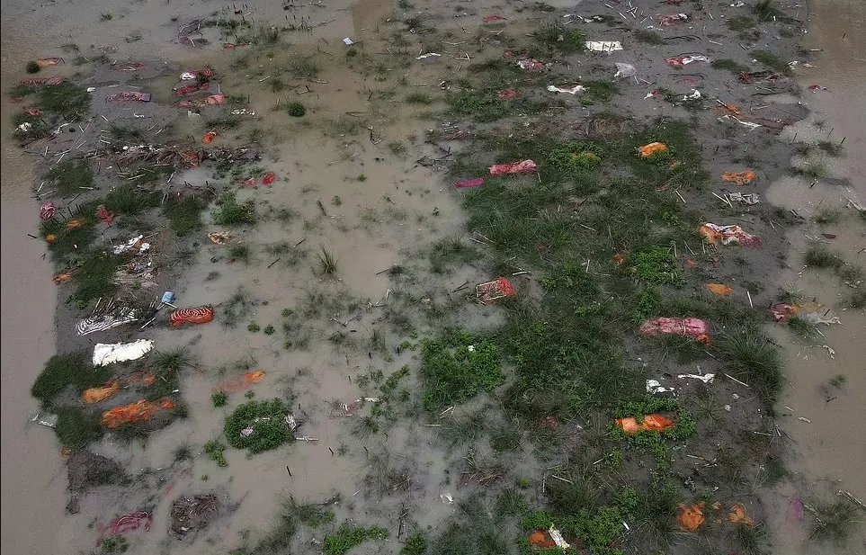 Сотни покойников выплыли в реку из-за наводнения 
