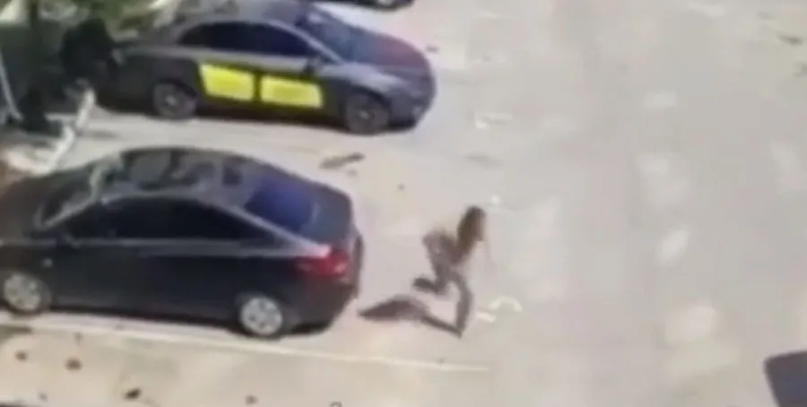 В Севастополе мужчина прыгнул с третьего этажа на машину и убежал