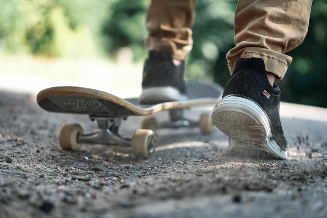 В Севастополе малолетний хулиган со скейтбордом калечит детей