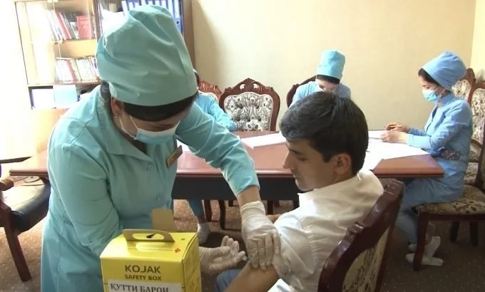В Таджикистане ввели обязательную вакцинацию взрослого населения