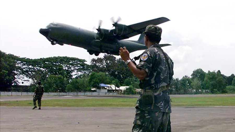 Самолет с десятками военных разбился на Филиппинах