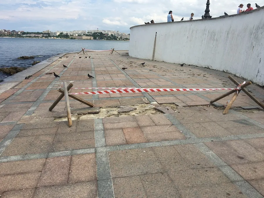 Замена разбитого штормом гранита в Севастополе превратилась в международную спецоперацию 