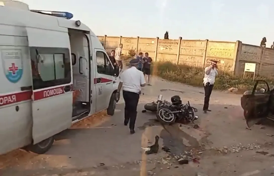 Мотоциклист скончался на руках у медиков после ДТП в Севастополе 