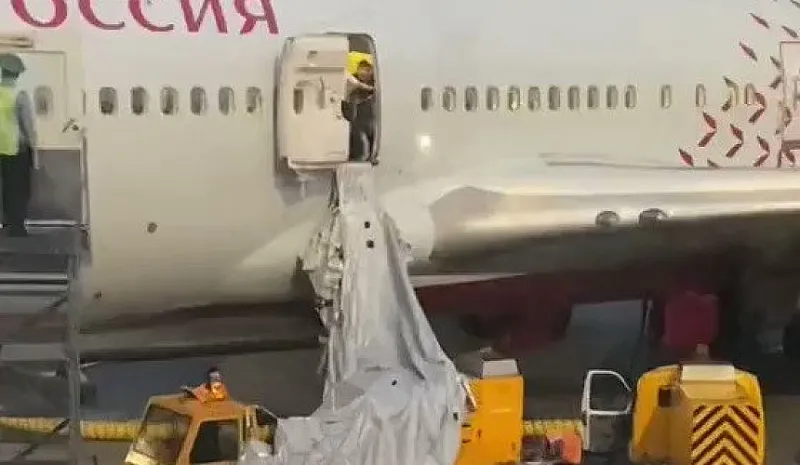 Психанул: пассажир открыл аварийный люк самолёта из-за духоты в салоне. Видео