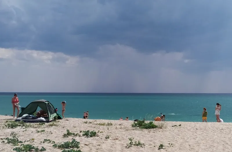 Сильный ветер резко охладил море у берегов Крыма