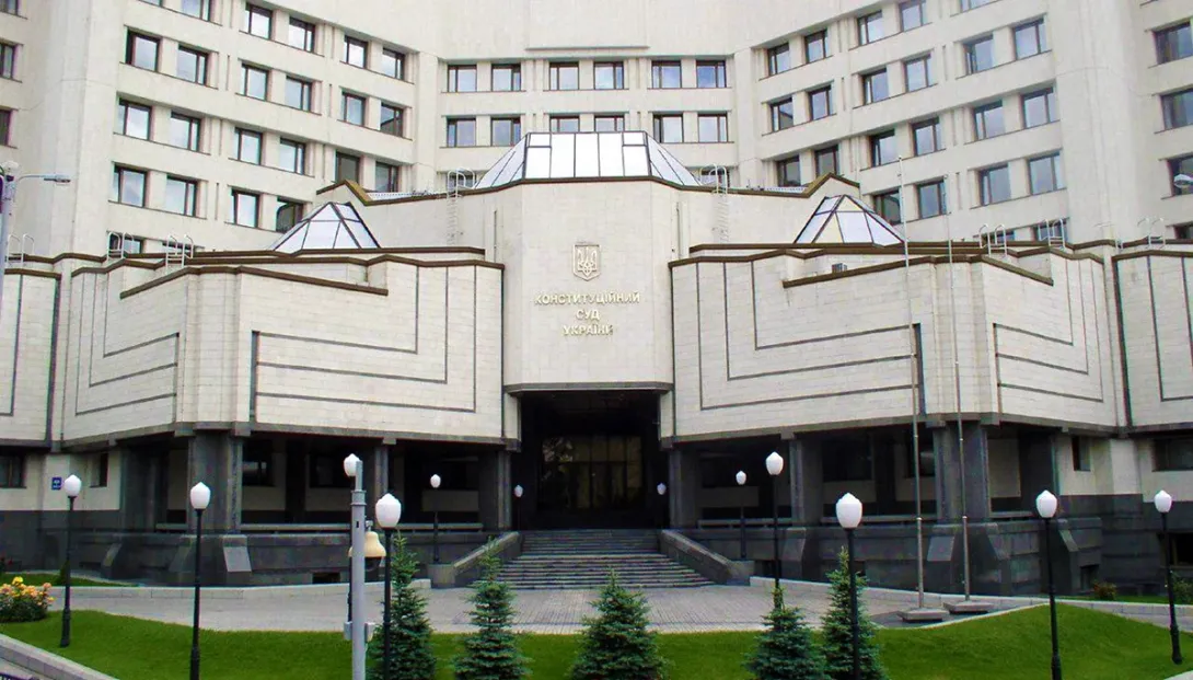 КС Украины одобрил закон о государственном украинском языке