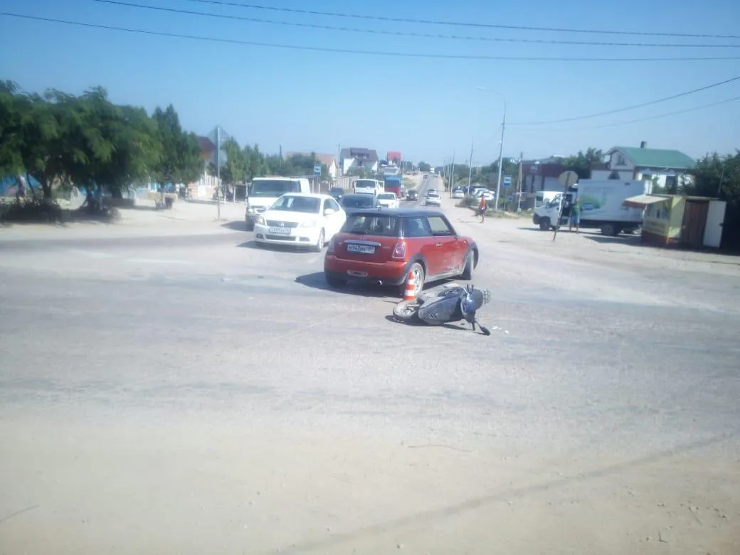 Бесправный байкер с непокрытой головой врезался в автоледи в Севастополе
