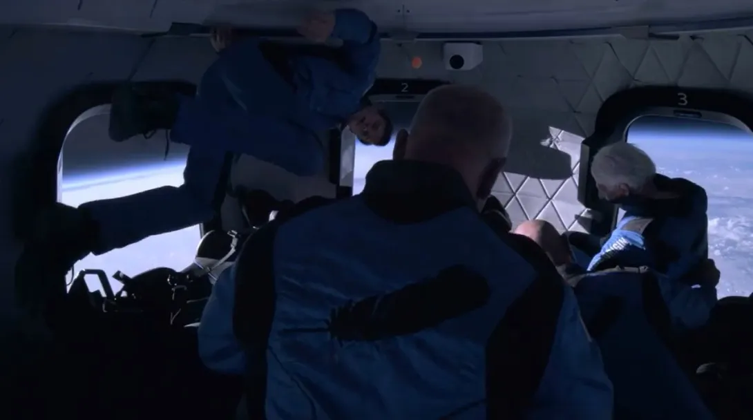 Забава для богатеньких: эксперт раскритиковал полёт Безоса в космос. Видео