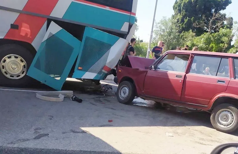 Один человек стал жертвой столкновения автомобиля с рейсовым автобусом в Крыму