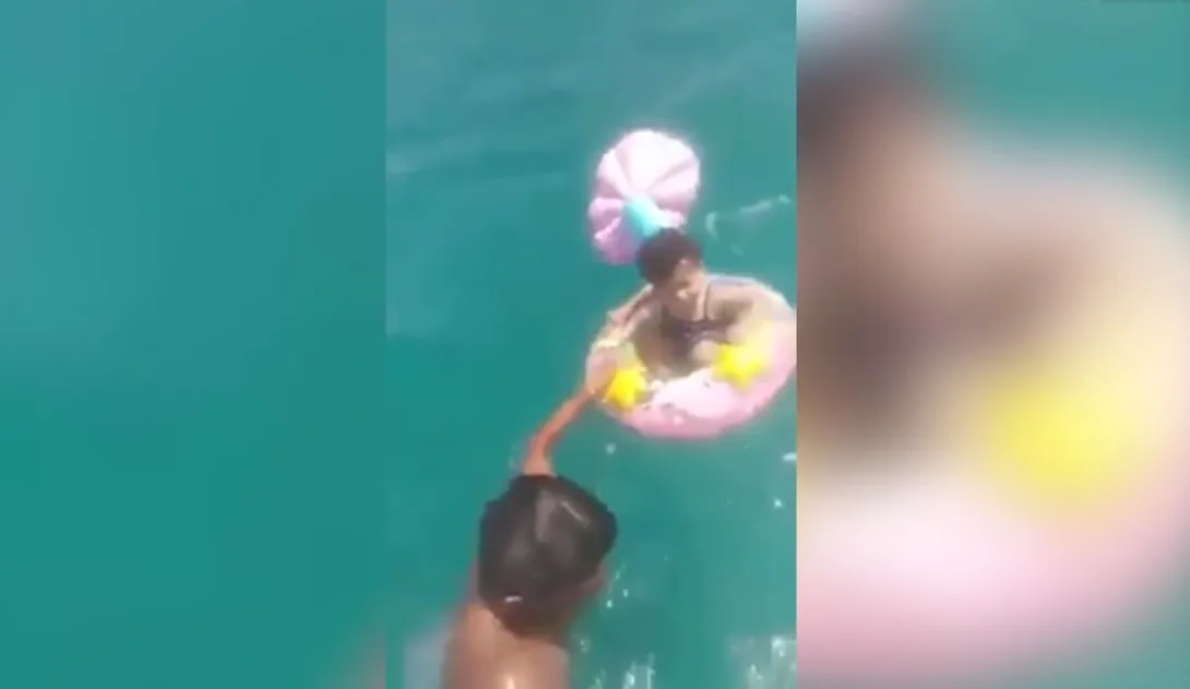 Годовалого ребёнка унесло в море на круге, родители этого не заметили. Видео