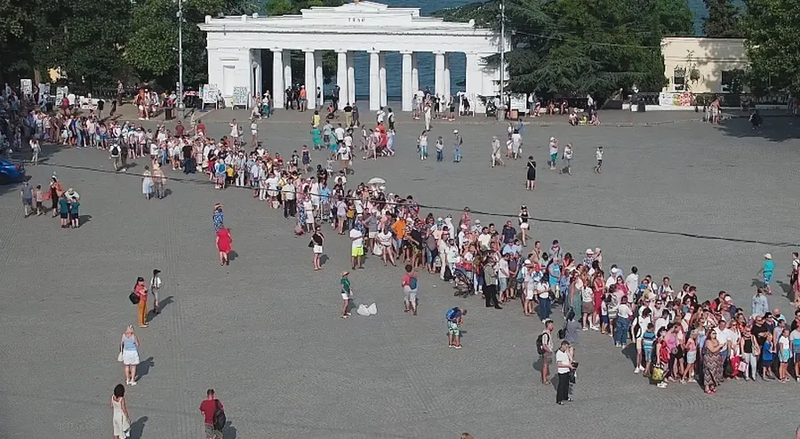 В центре Севастополя на площади Нахимова выстроилась гигантская очередь