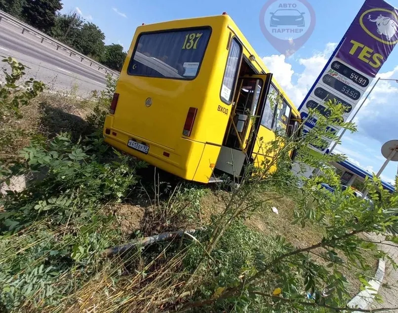 Рейсовый автобус в Севастополе въехал в щит после столкновения с Опелем 