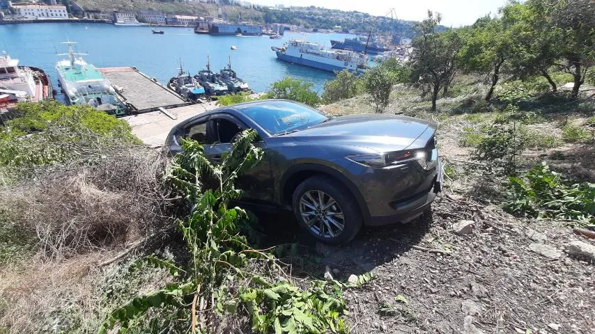 Севастопольца из застрявшего на обрыве автомобиля спас бордюр