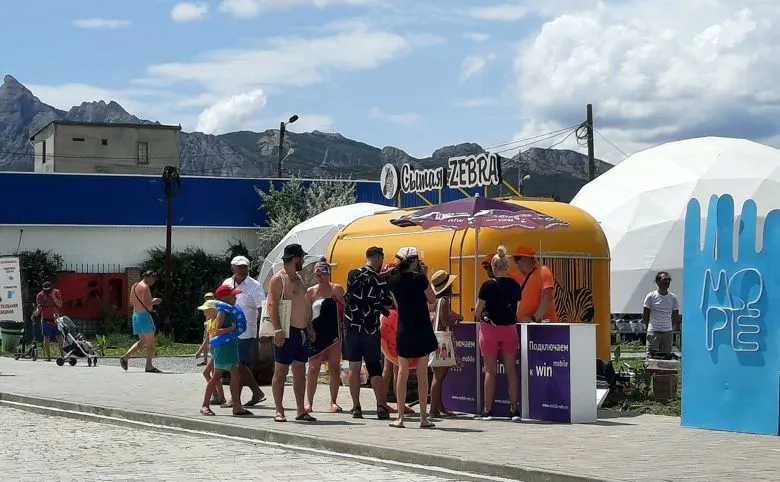 Гости Крыма окунулись в «Море Еды» с Win mobile