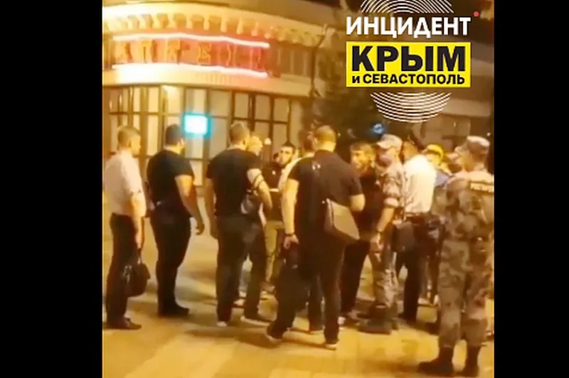 «Отошел со стволом»: массовая драка в центре столицы Крыма попала на видео