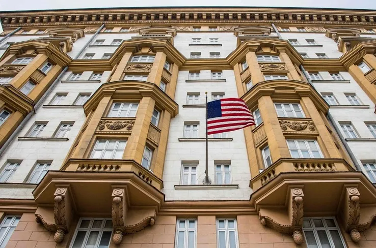 Госдеп решил уволить 182 сотрудника американских дипмиссий в России