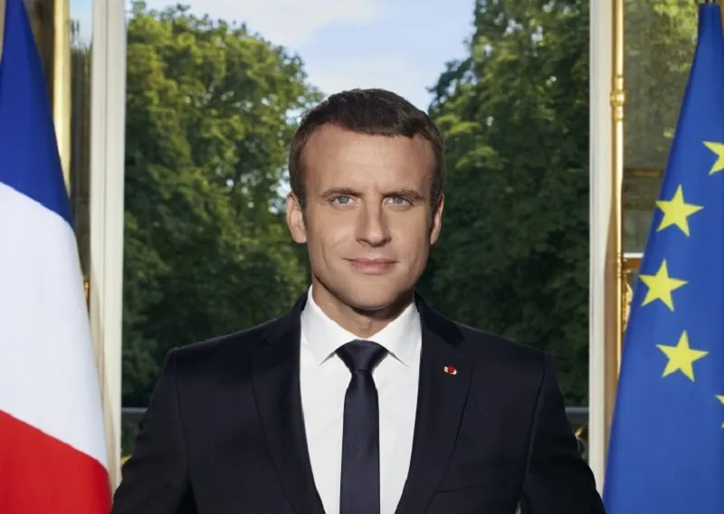 Президента Франции изобразили в образе Гитлера из-за вакцинации от ковида