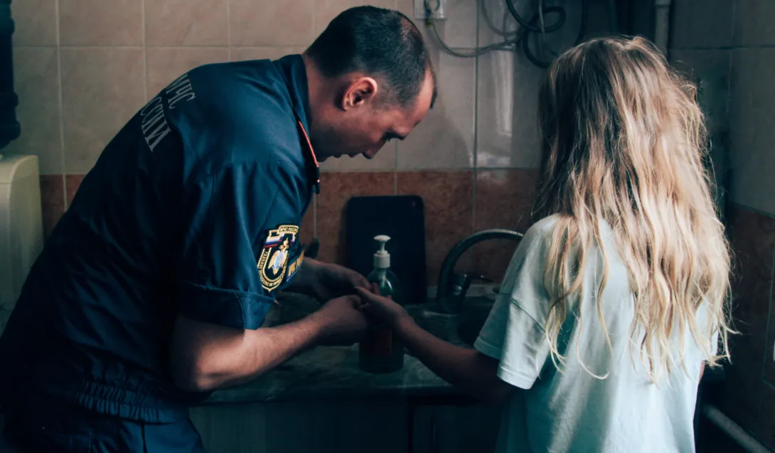 В Севастополе старший брат привел сестру к спасателям за помощью 