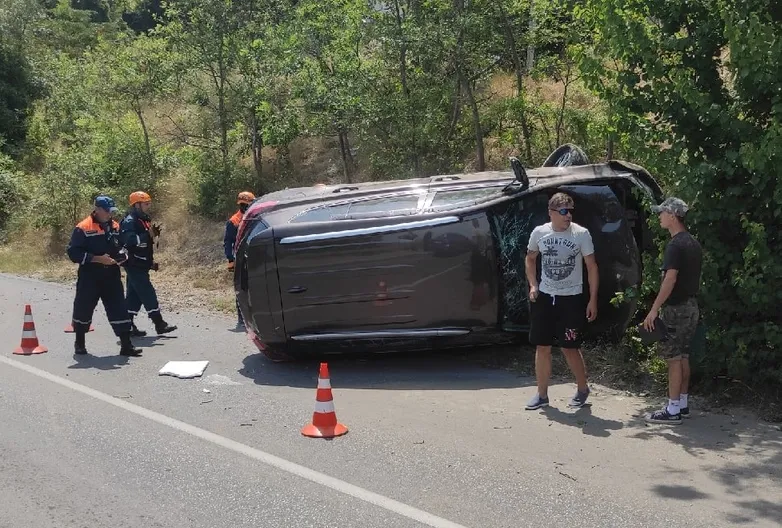 В Севастополе из-за взрыва колеса перевернулся автомобиль