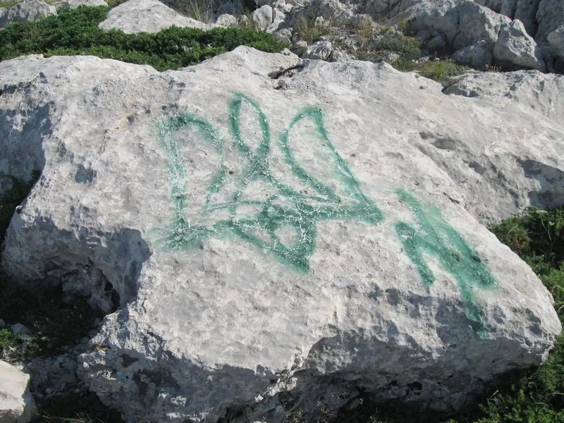 Трезубец и нацистский знак нарисовали на горе — символе Крыма