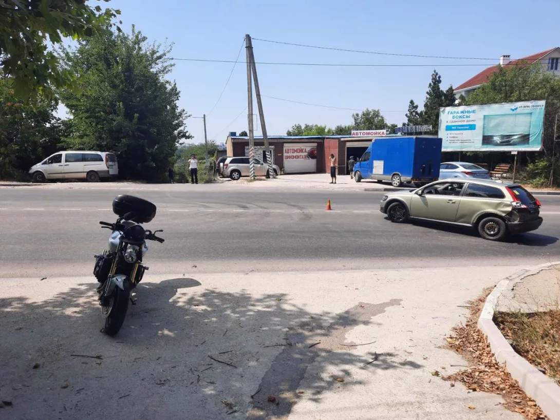В Севастополе водитель иномарки сбил мотоциклиста 