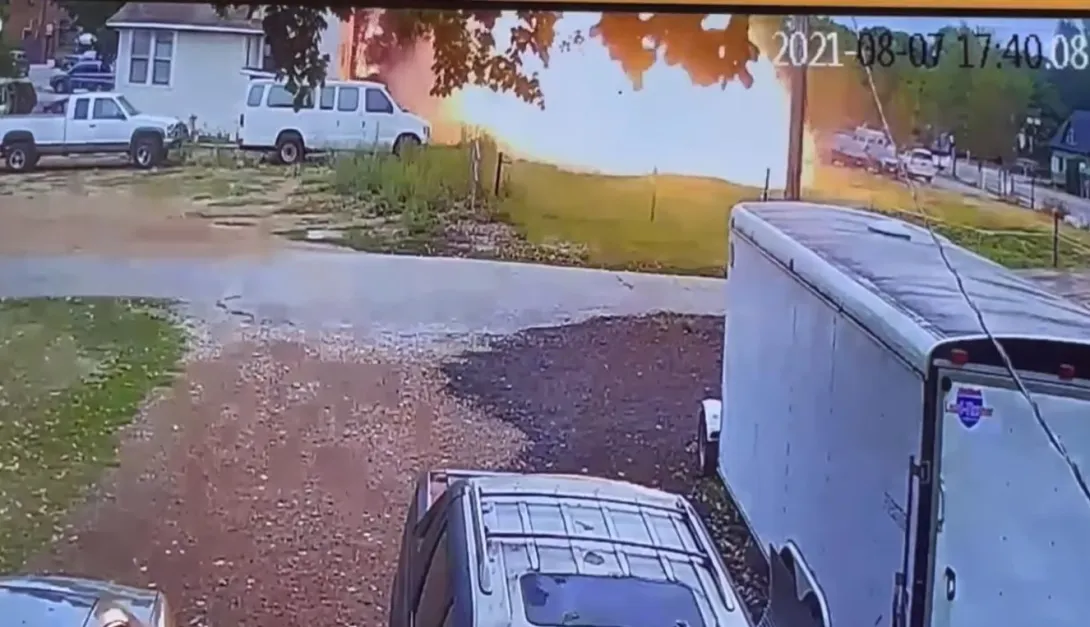 Падение самолёта на лужайку перед домом попало на видео