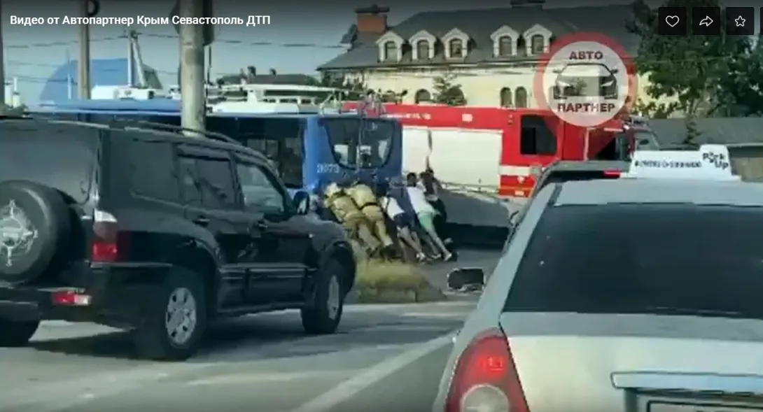 В Севастополе спасатели и прохожие толкали троллейбус с пассажирами
