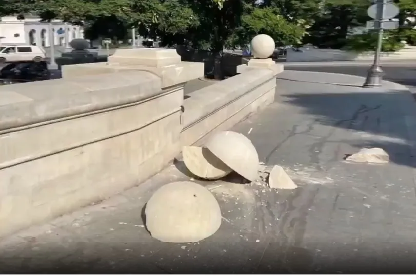 Вандалы разбили большой шар с парапета в центре Севастополя 